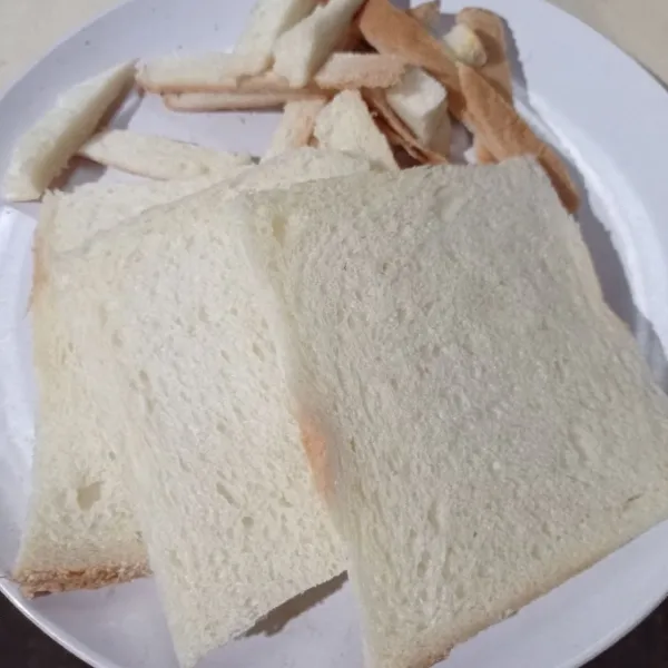 Siapkan roti tawar, lalu buang bagian kulit pinggirnya.