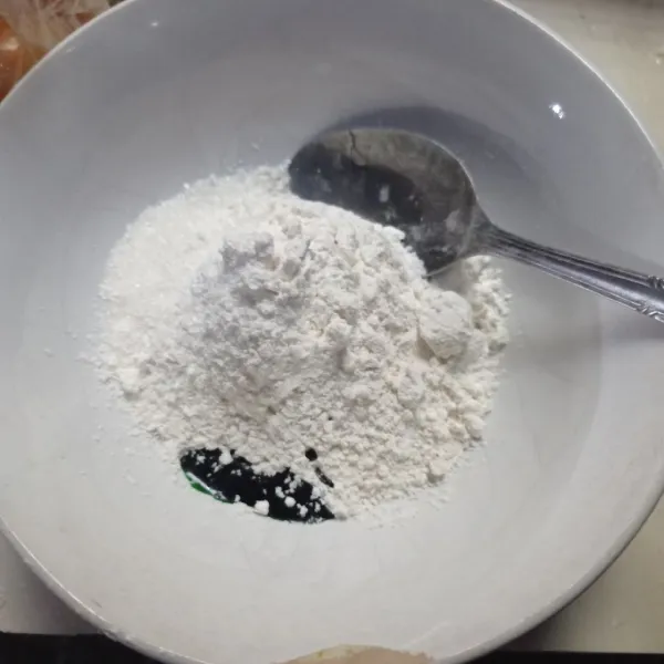 Masukkan tepung terigu, garam, gula, dan pasta pandan ke dalam wadah.