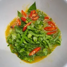 Masukkan caisim dan cabe rawit. Aduk sampai rata.