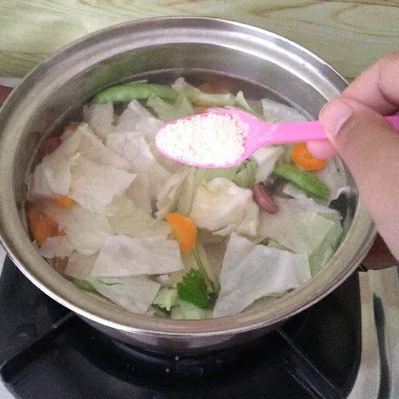 Tambahkan kaldu jamur, garam, gula pasir, lada bubuk lalu aduk serta koreksi rasa sesuai selera. Taburi bawang merah goreng lalu angkat dan sajikan.