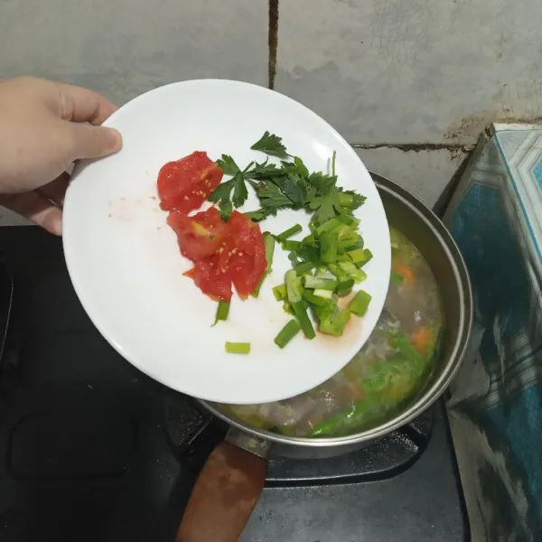 Terakhir masukkan irisan tomat, daun bawang dan seledri. Masak hingga semuanya matang.