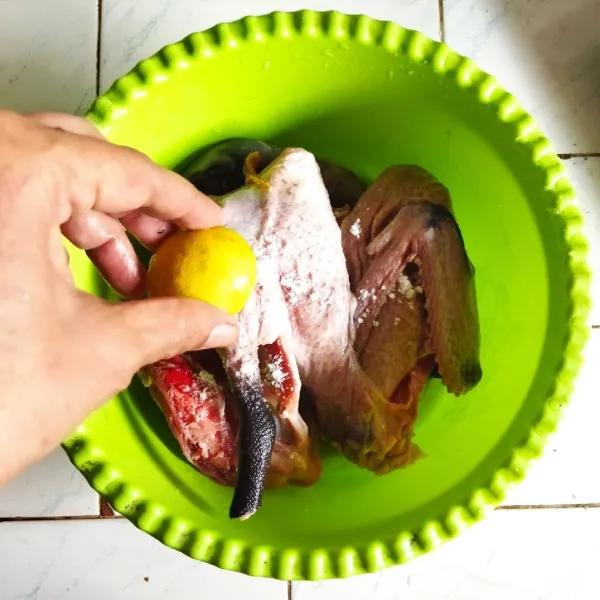 Cuci bersih bebek, kemudian beri perasan jeruk lemon dan sedikit garam. Marinasi beberapa saat.