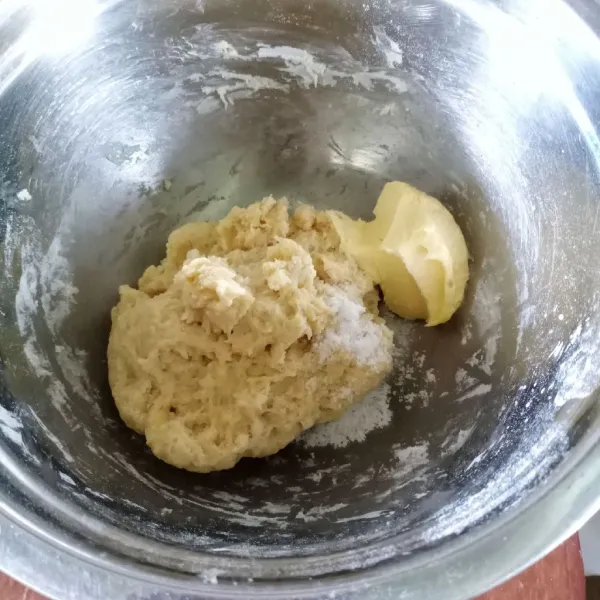 Dalam wadah masukkan terigu, gula pasir, susu bubuk, telur, ragi instan dan air. Uleni sampai kalis kemudian masukkan margarin dan garam.