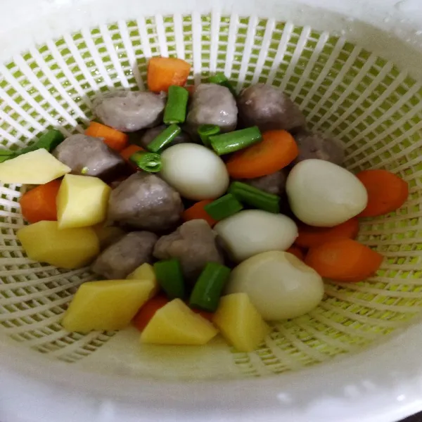 Lanjutkan dengan mempersiapkan bakso, telur puyuh, wortel, kentang dan buncis.