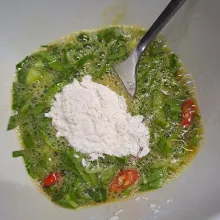 Masukkan tepung tapioka, aduk rata.