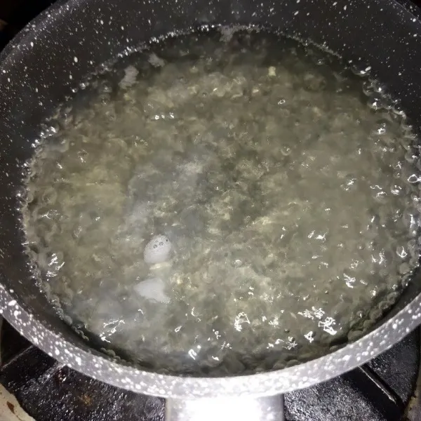 Masak sisa air yang 800 ml, gula pasir dan garam, masak hingga mendidih.