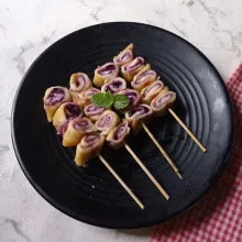 Tusukkan ke tusuk sate, sajikan selagi hangat.