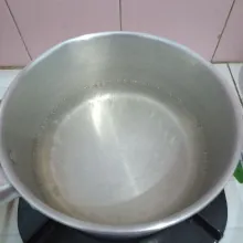 Didihkan air.