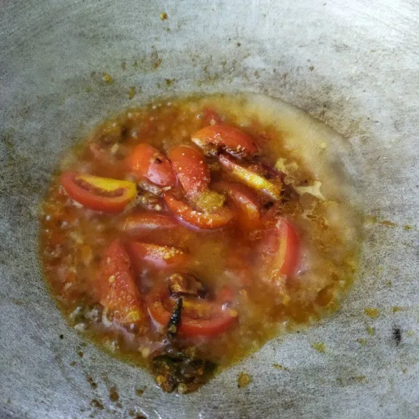 Masukan tomat, tumis sampai tomat kayu. Beri air, tambahkan seasoning.