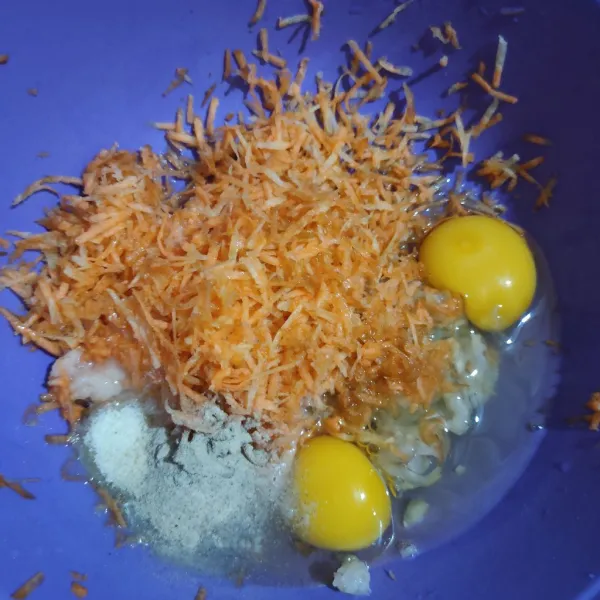 Masukkan wortel, bawang putih, telur, kaldu bubuk, lada bubuk dan garam, aduk hingga tercampur rata.