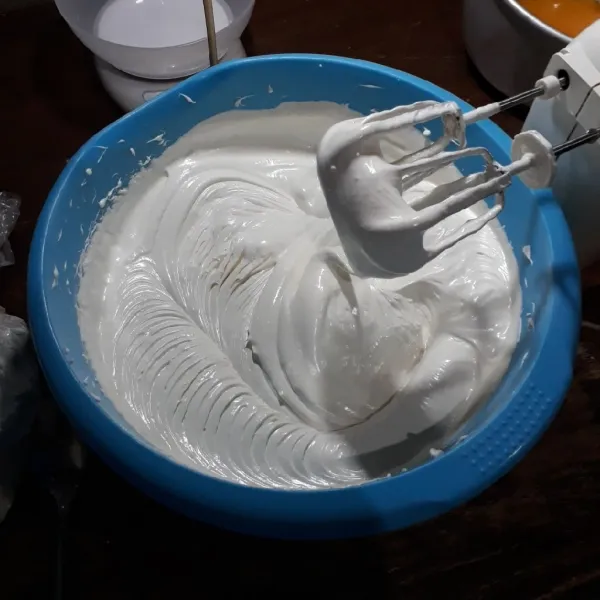 Mixer gula, telur dan SP dengan kecepatan tinggi hingga kental berjejak (selama 8 menit).