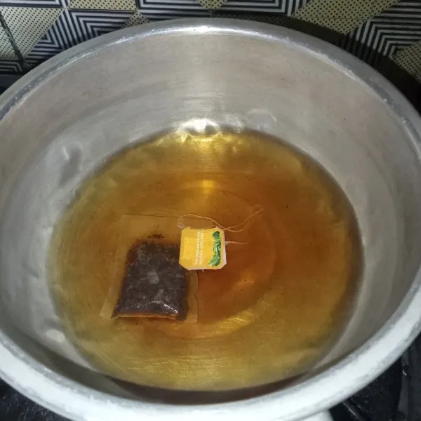 Seduh teh dengan air mendidih, biarkan sampai berubah warna dan hangat.