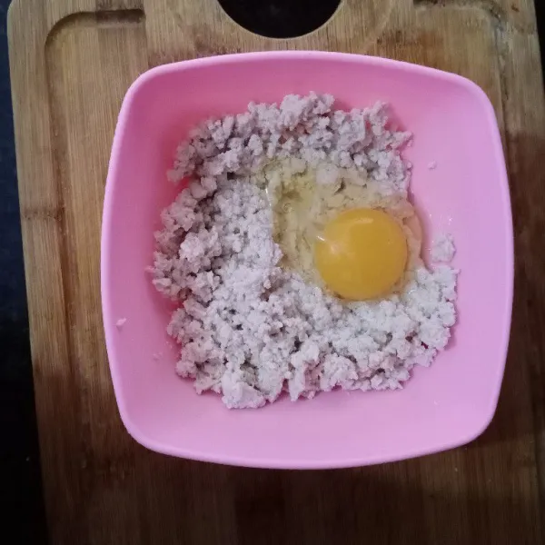 Campurkan telur dan tepung oat.