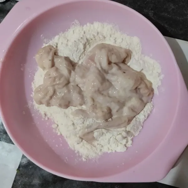 Gulingkan pada tepung kering, balur rata sambil dibentangkan.