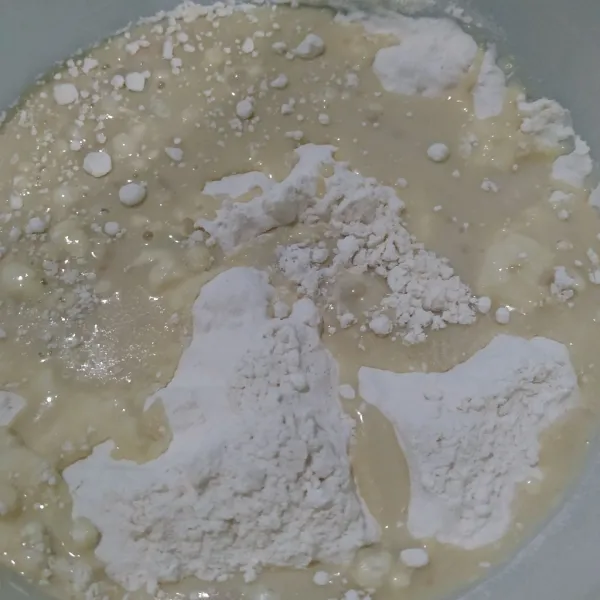 Campur tepung terigu dan garam, aduk rata. Tambahkan larutan ragi (hasil dari langkah pertama). Aduk hingga rata.