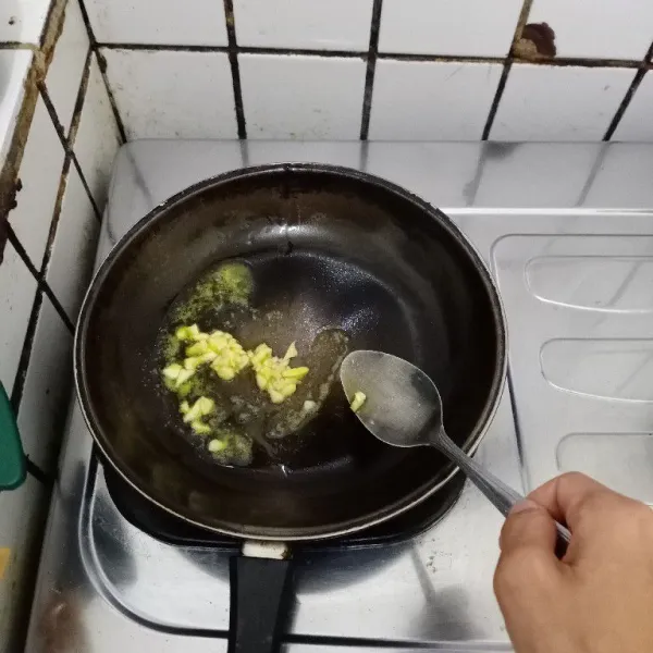 Panaskan margarin, tumis bawang putih hingga harum.