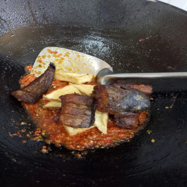 Masukkan lele dan tahu.