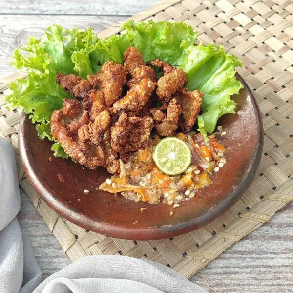 Sajikan kulit ayam bersama sambalnya.