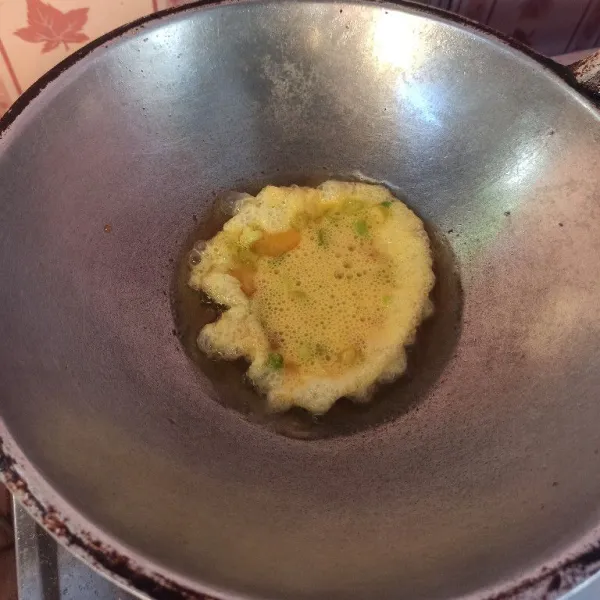 Panaskan minyak goreng secukupnya, setelah minyak panas masukkan telur dan goreng hingga matang. Setelah matang, angkat dan tiriskan.