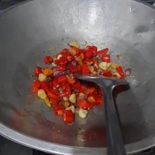 Goreng bahan sambal kecuali kencur.