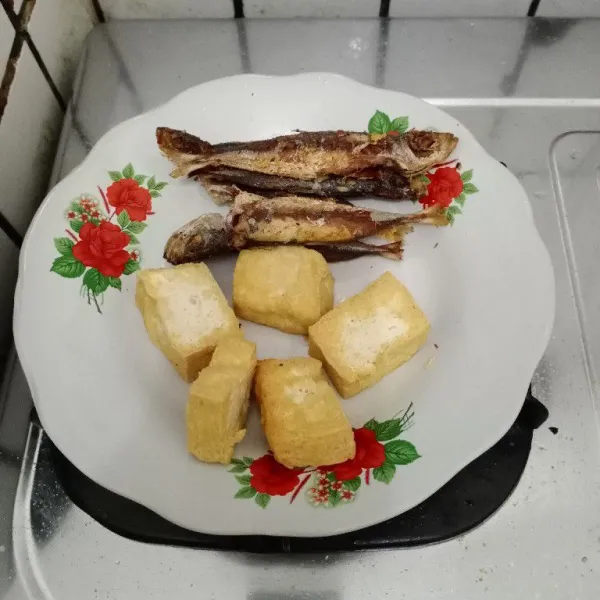 Panaskan minyak. Goreng ikan dan tahu. Sisihkan.