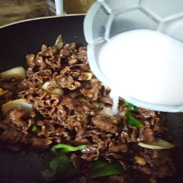 Terakhir masukkan larutan maizena, masak hingga mengental. Angkat dan siap disajikan.