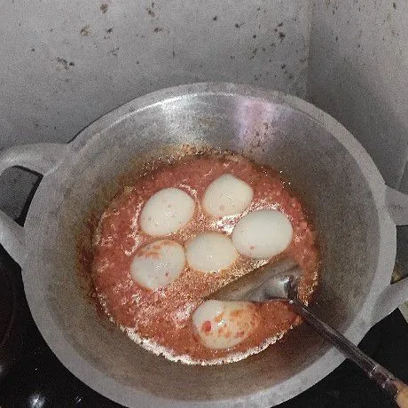 Tuang air dan masukan telur rebus, masak sampai air agak meresap.