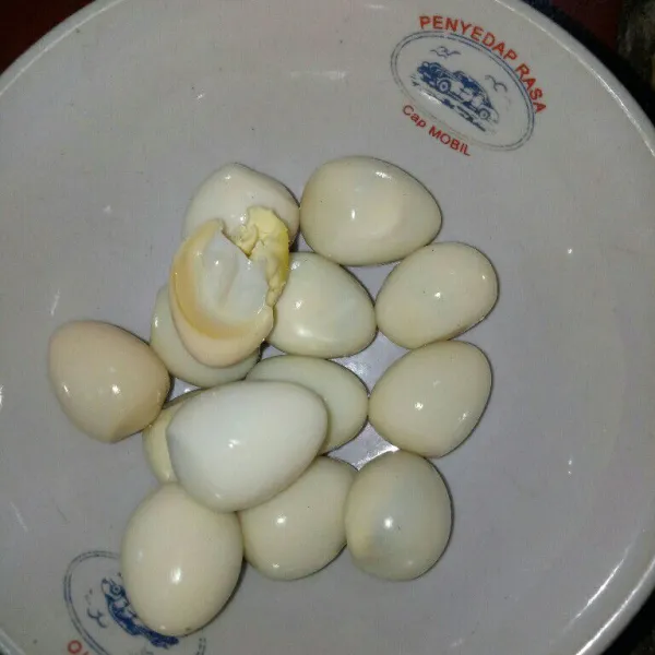 Kupas telur puyuh lalu sisihkan.