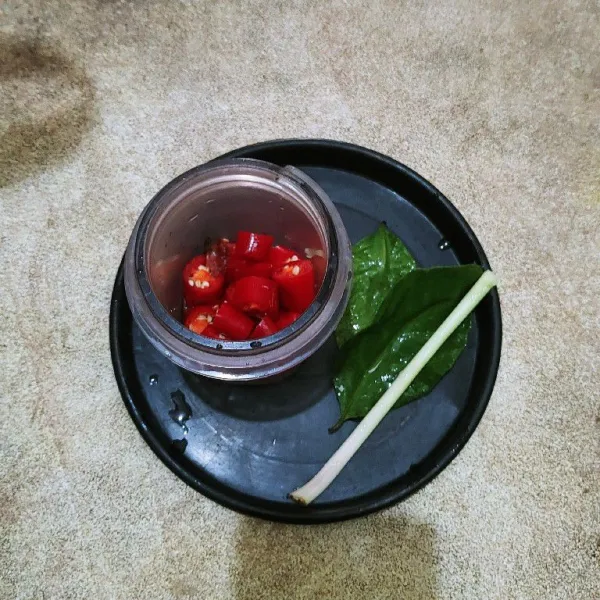 Siapkan bumbu, masukan ke dalam gelas blender bawang merah, bawang putih, cabe merah, cabe rawit, kemiri dan sedikit air lalu blender hingga halus.