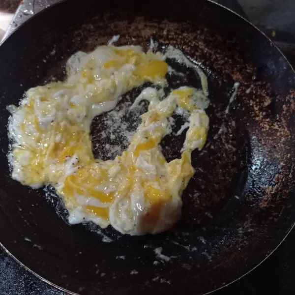 Panaskan minyak, buat telur orak arik sampai matang.