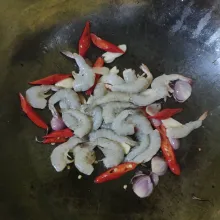 Masukkan udang, aduk rata. Masak hingga udang berubah warna.