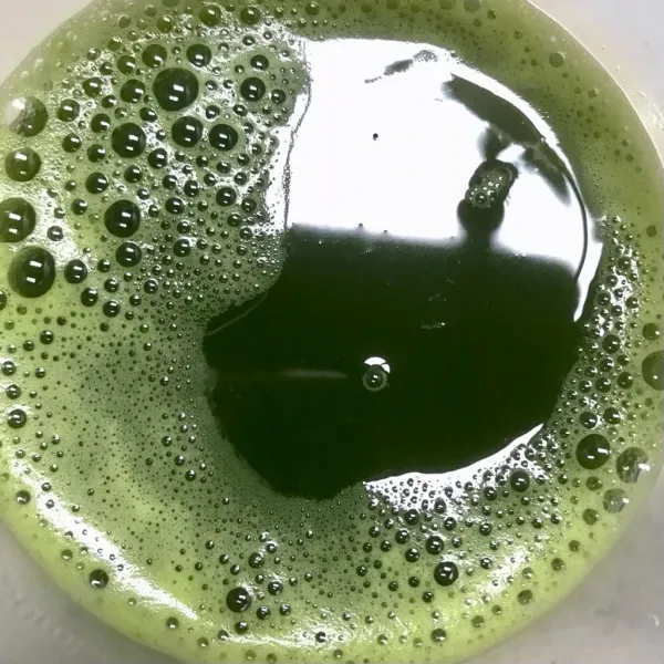 Saring air blenderan daun pandan untuk dijadikan pewarna makanan.