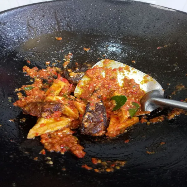 Aduk hingga rata. Salin ke piring saji siap dinikmati!