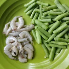 Siapkan udang dan buncis.