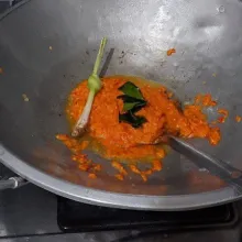 Kemudian haluskan bumbu bersama kencur kemudian tumis bumbu bersama daun jEruk dan serai hingga wangi.