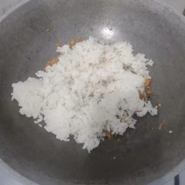 Masukan nasi. Aduk sampai tercampur dengan bumbu.