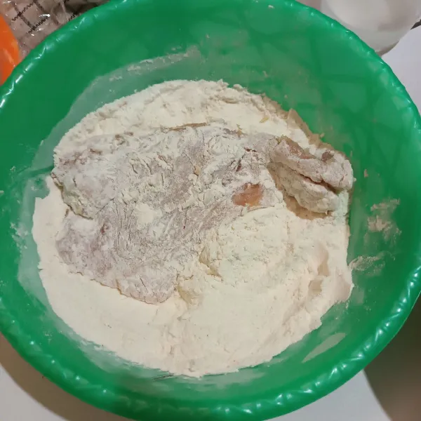 Campurkan bahan tepung kering. Lalu masukan ayam. Taburi sampai rata.