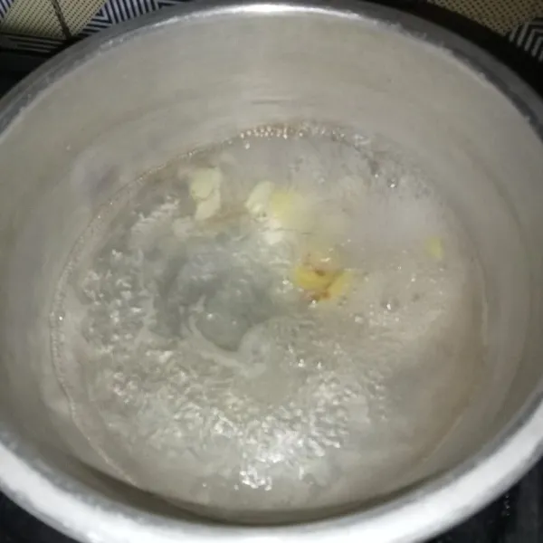 Rebus jahe, kencur dan air sampai mendidih.