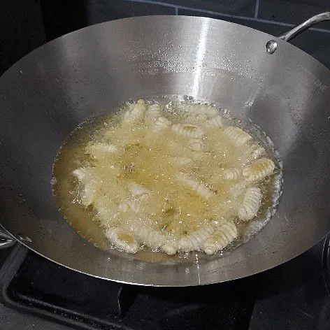Goreng adonan dengan minyak yang cukup dan panas, masukkan adonan, tunggu hingga kokoh lalu aduk dan goreng hingga matang.