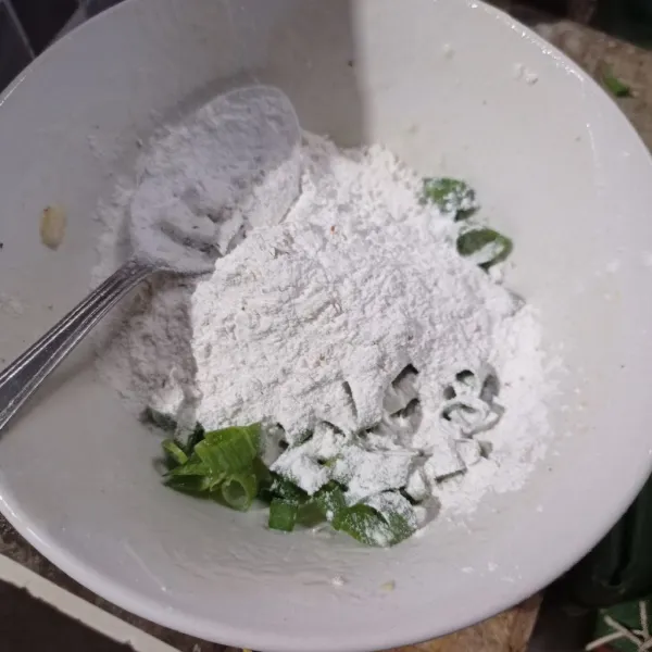 Siapkan tepung terigu, tepung beras, bawang putih halus, ketumbar bubuk, garam dan kaldu bubuk, kemudian masukkan ke dalam wadah.