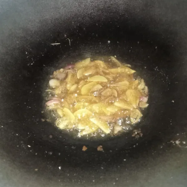 Tumis bawang merah dan bawang putih menggunakan sedikit minyak bekas menggoreng ikan peda sampai harum.