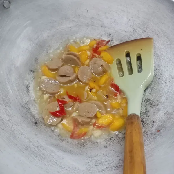 Kemudian masukkan bakso, aduk rata.