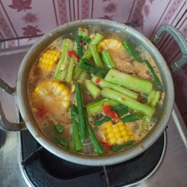 Masukkan batang lompong dan cambah kedelai kemudian bumbui dengan garam, gula, kaldu jamur dan asam jawa, masak hingga bumbu meresap dan jangan lupa koreksi rasanya.