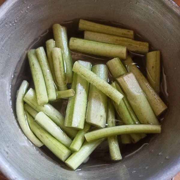 Kupas batang lompong, potong-potong dan cuci bersih.