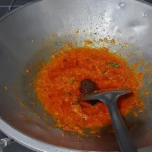 Lalu tambahkan terasi, aduk rata.