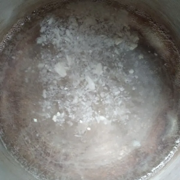 Rebus air dengan bawang putih halus hingga mendidih.