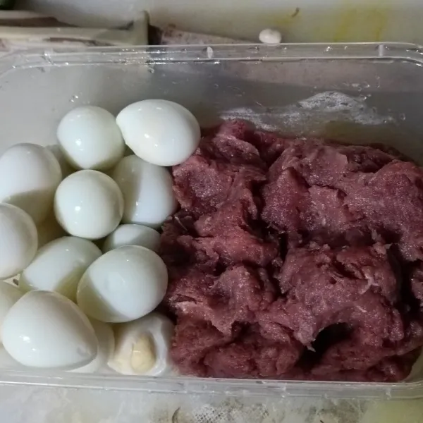 Haluskan bahan bola daging dan kupas telur puyuh.