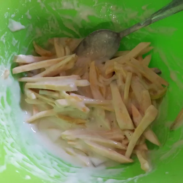 Masukkan ubi dan nangka ke dalam adonan tepung, aduk hingga rata.