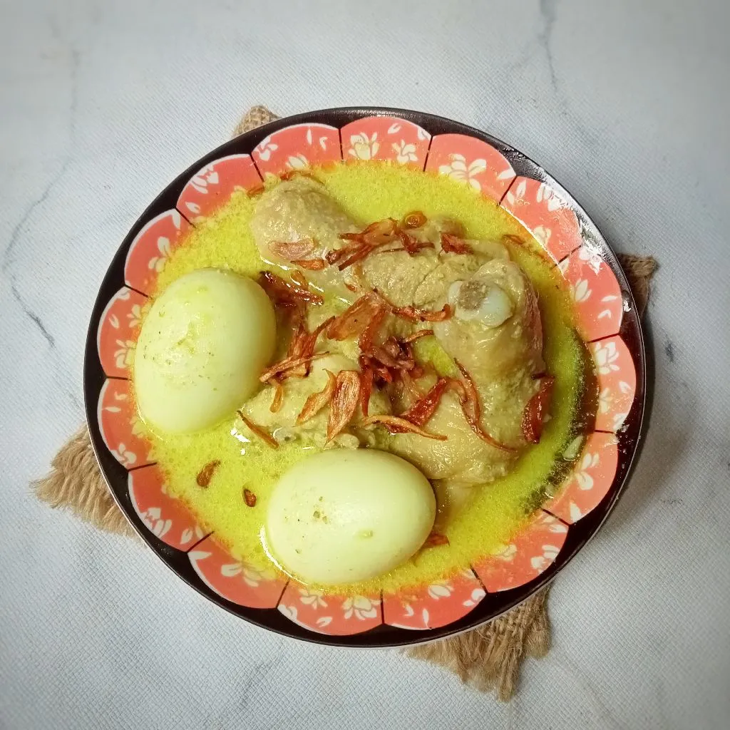 Opor Ayam dengan Telur Rebus
