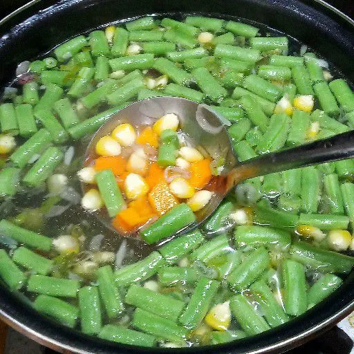 Potong-potong sayur sesuai selera. Setelah air mendidih, masukkan semua sayur bersamaan lalu aduk sebentar dan tunggu hingga sayur empuk.